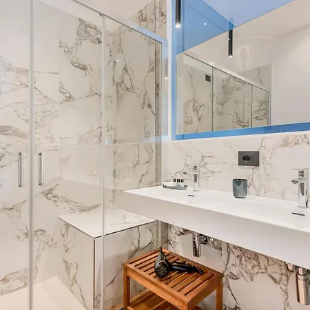 Nelli - Via Xxiv Maggio 4* La Spezia